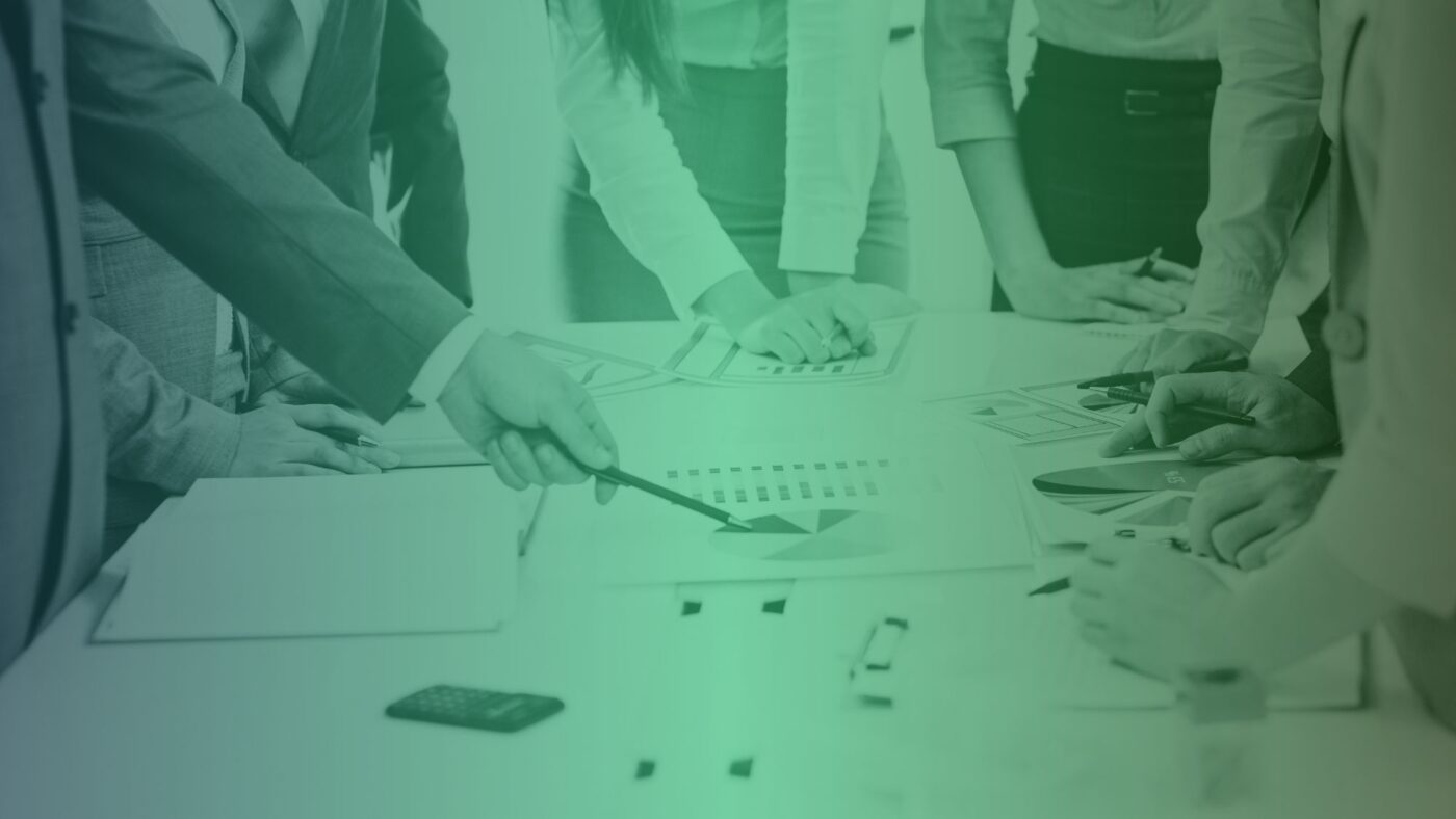 Mitarbeiter stehen um einen Tisch